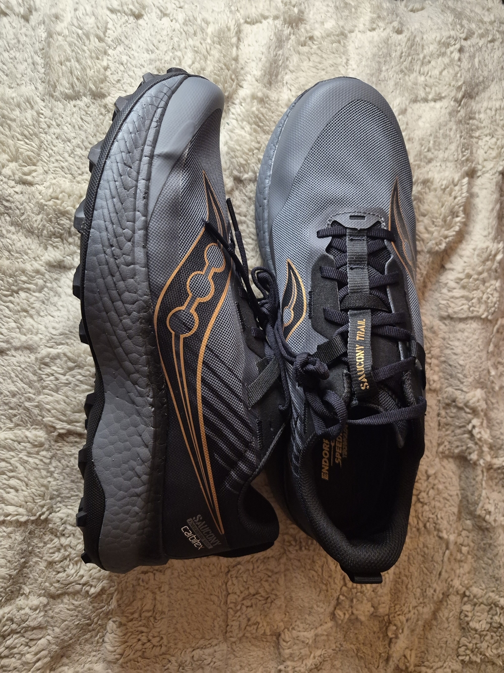 Saucony Men's Endorphins Edge Shoes in Black And Gold BNNT